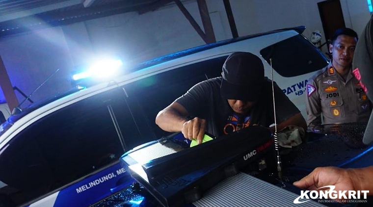 Lampu rotator kendaraan Satlantas Polres Tulungagung bagian belakang ditutup cutting stiker film