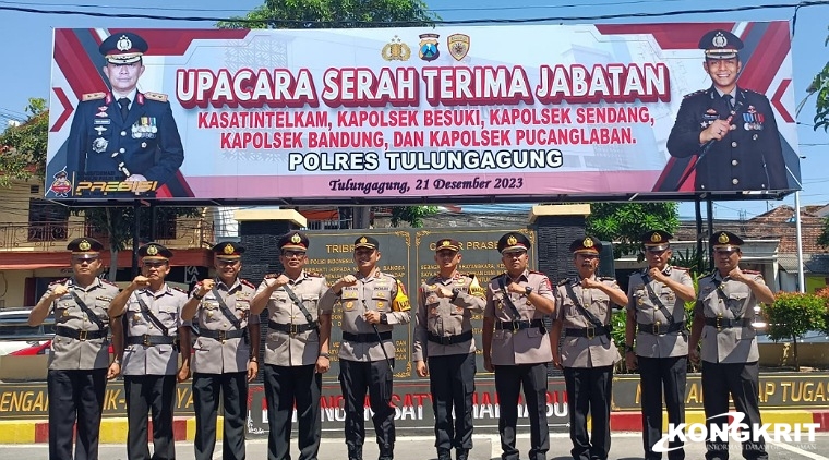 Kapolres Tulungagung bersama Waka Polres (tengah) saat foto bersama dengan pejabat Kasat Intelkam dan sejumlah Kapolsek yang baru melaksanakan Sertijab