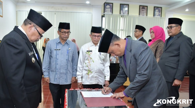 Bupati Agam, Dr H Andri Warman, memimpin pelantikan 15 pejabat eselon II di aula Kantor Bupati Agam pada Kamis, 25 Januari 2024.