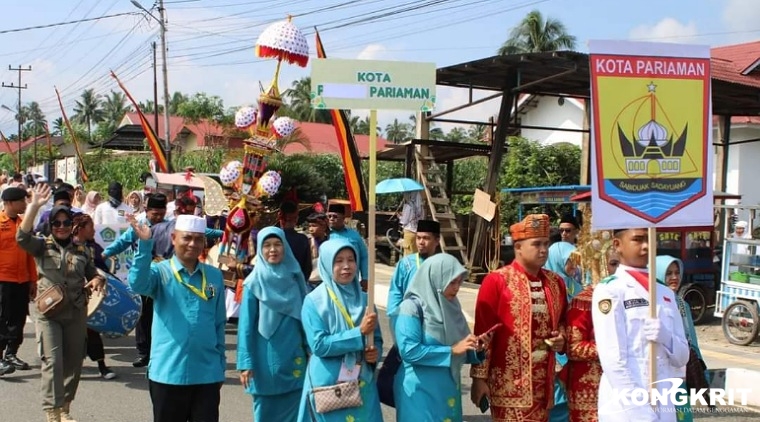 Kafilah MTQ Kota Pariaman Menggebrak dengan Atraksi Hoyak Tabuik dalam Pawai Ta'aruf MTQ Sumbar di Solok Selatan