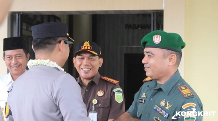 Bupati Pasaman Barat H. Hamsuardi, S.Ag bersama Wakil Bupati Risnawanto menyambut Kapolres Pasbar yang baru AKBP Nurhadiansyah, S.I.K beserta istri Ny. Futty Nurhadiansyah di halaman Mako Polres setempat.
