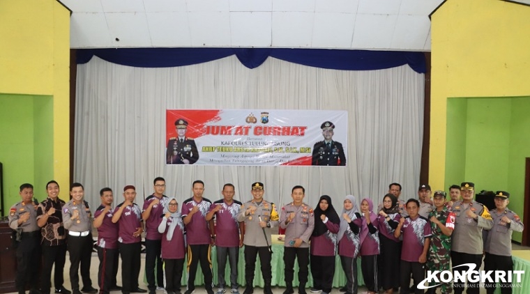 Kapolres Tulungagung didampingi Kapolsek Tulungagung Kota dan PJU saat foto bersama dengan perangkat Kelurahan Jepun