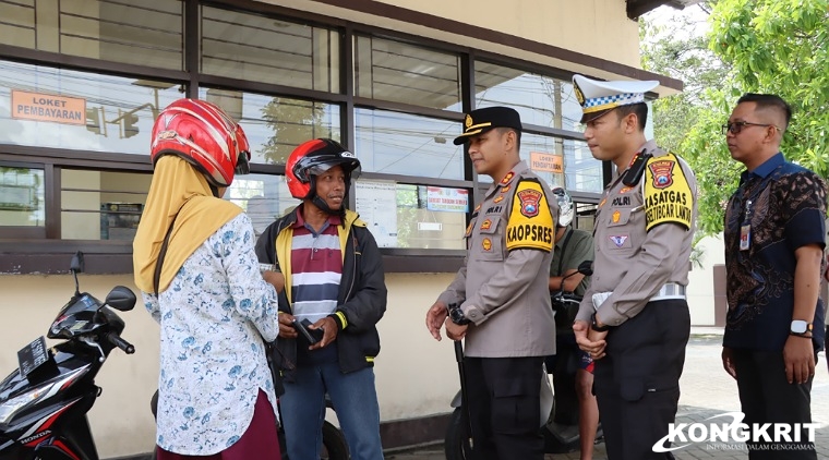 Kapolres Tulungagung didampingi Kasat Lantas dan KRI saat menyapa salah satu warga masyarakat wajib pajak di KB Samsat Tulungagung