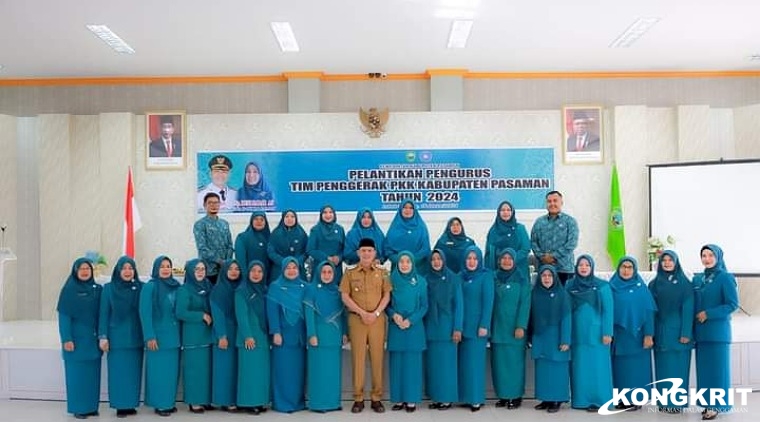 Bupati Pasaman, Sabar AS berfoto bersama dengan pengurus TP.PKK Pasaman