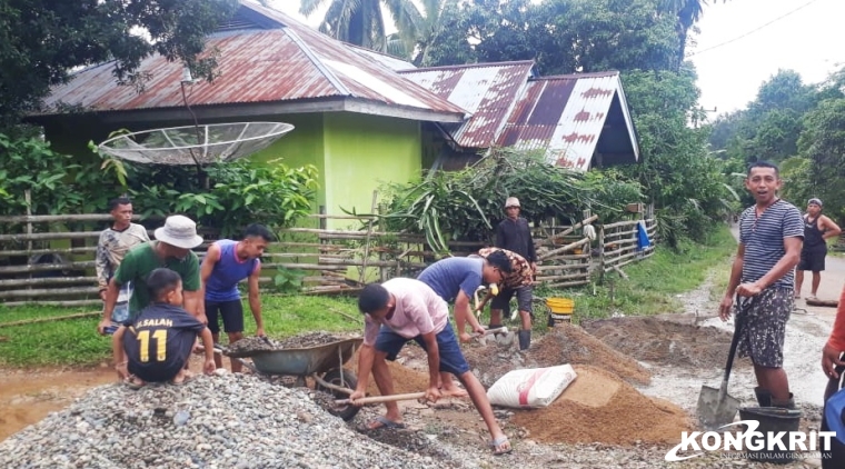 Masyarakat Bukit Gombak, Kabupaten Sijunjung Terus Lestarikan Budaya Gotong Royong