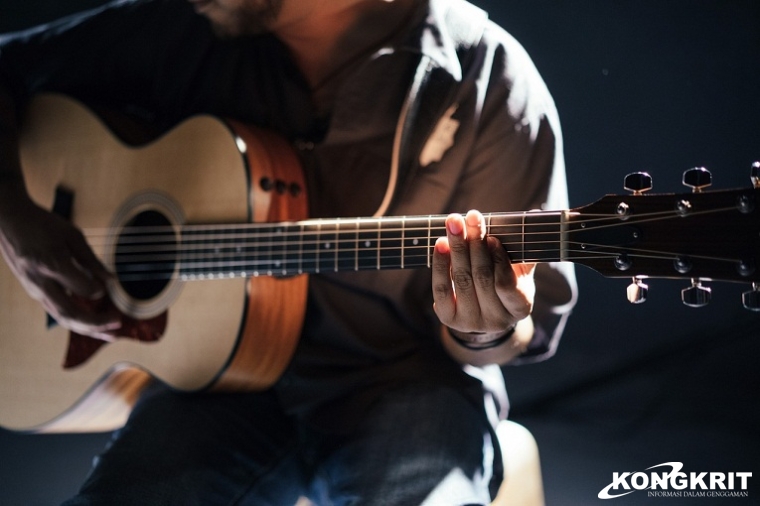 Mengenal Perbedaan Gitar Akustik dan Klasik, Panduan Pemula dalam Memilih Alat Musik yang Tepat. (Foto : Dok. Istimewa)