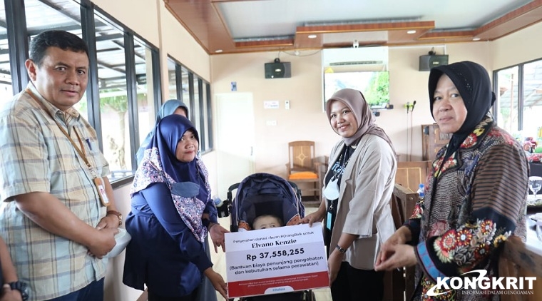 Menteri Sosial Risma Kunjungi dan Bantu Elvano, Anak Penderita Hidrosefalus