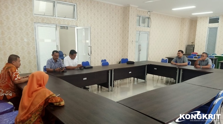 Pertemuan untuk Konfirmasi dengan PPTK, Hidayatulaili dan Direktur CV. Putra Jaya Perkasa, Defrianto didampingi Pelaksana Lapangan Supirmanto dan Pejabat Fungsional Dinkes, Safwan, bertempat di aula Labkesda Sumbar, Kamis (30/11/2023).