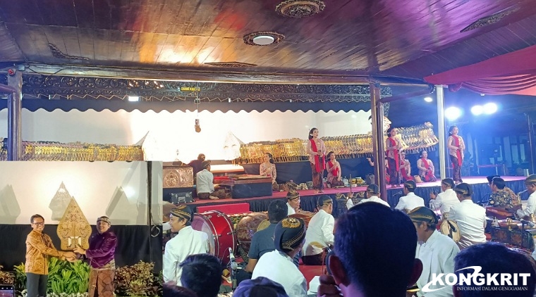 Pagelaran wayang kulit di pendopo Kongas Arum Kusumaning Bongso. )Insert : Pj Bupati Tulungagung saat menyerahkan wayang gunungan kepada Ki Dalang Cahyo Kuntadi)