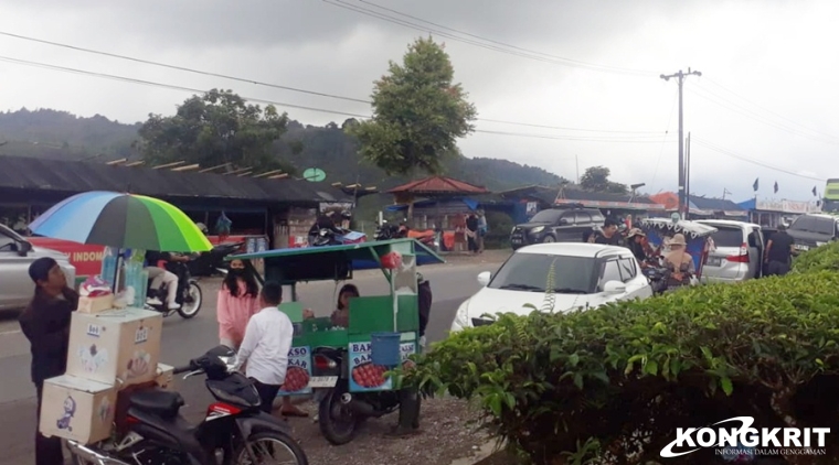 Minggu, 21 Januari 2024, Meskipun sedang dilanda hujan, pesona keindahan hamparan hijau dari kebun teh tidak meredam antusiasme para pengunjung untuk mengunjungi daerah tersebut.
