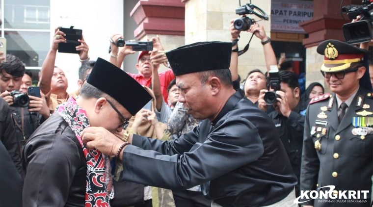 Kehadiran Menpan-RB disambut oleh Wakil Gubernur Sumatera Barat Audy Joinaldi dan Bupati Dharmasraya Sutan Riska Tuanku Kerajaan.
