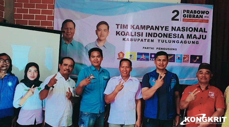 Ketua DPC Partai Gerindra Tulungagung (baju putih tengah) Ahmad Baharudin saat foto bersama dengan para pimpinan dan pengurus partai pendukung pemenangan Prabowo - Gibran.