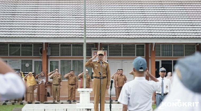 Bupati Limapuluh Kota, Safaruddin saat menjadi Inspektur Upacara di SMKN 1 Guguak, Senin (29/1/2024)