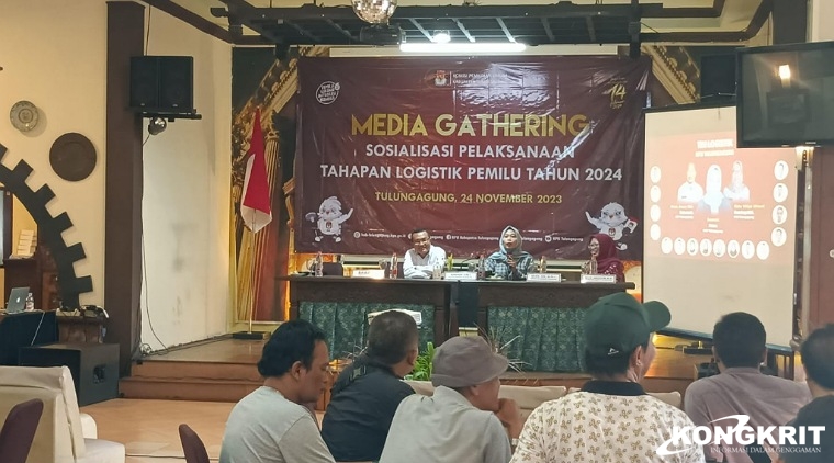 Ketua KPU Tulungagung Susanah (tengah) bersama Komisioner Bawaslu Tulungagung, Suyitno Arman