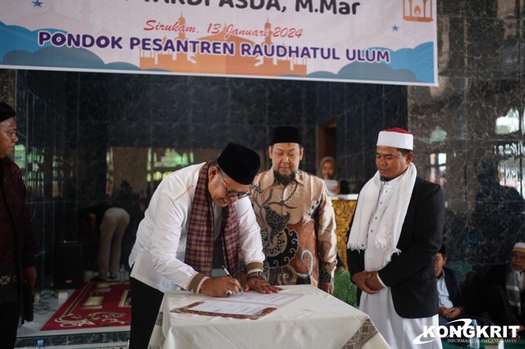 Bupati Solok, Capt. H. Epyardi Asda Menandatangani Berita Acara Peresmian Masjid An-Nur Pondok Pesantren Raudhatul Ulum Nagari Sirukam (Sabtu, 13 Januari 2024).