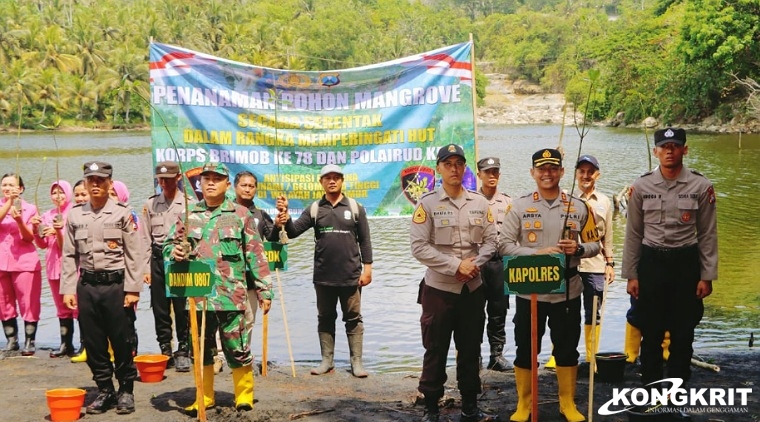 Kapolres Tulungagung saat kegiatan penanaman bibit pohon mangrove di wilayah pesisir Tulungagung Selatan