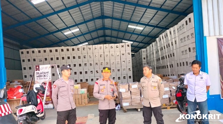 Personel Polres Tulungagung lakukan pengamanan di gudang KPU kabupaten