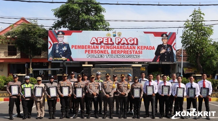 Kapolres Tulungagung, AKBP Teuku Arsya Khadafi berfoto bersama dengan penerima penghargaan