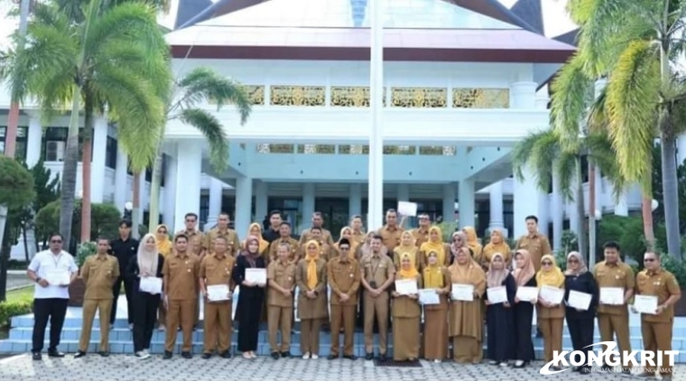 Raflis Berikan Penghargaan kepada Staf Terbaik dalam Sosialisasi Perda 2023