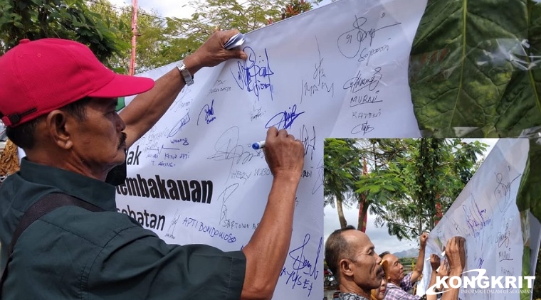 Ratusan Petani Tembakau di Tulungagung saat menandatangani pernyataan penolakan Pasal - Pasal di RPP Kesehatan
