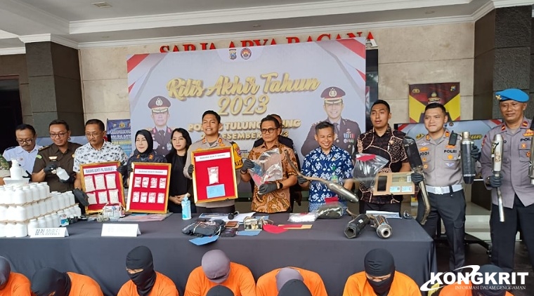 Keterangan foto: Kapolres bersama Forkopimda saat menunjukkan BB dalam rilis akhir tahun 2023