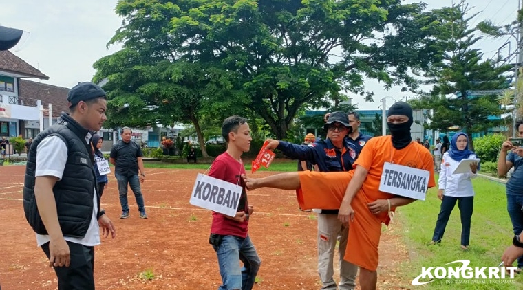 Tersangka saat melakukan adegan menendang korban (peran pengganti).