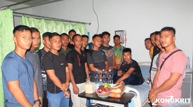 Prajurit Yonmarhanlan XIII menjenguk rekan yang sakit