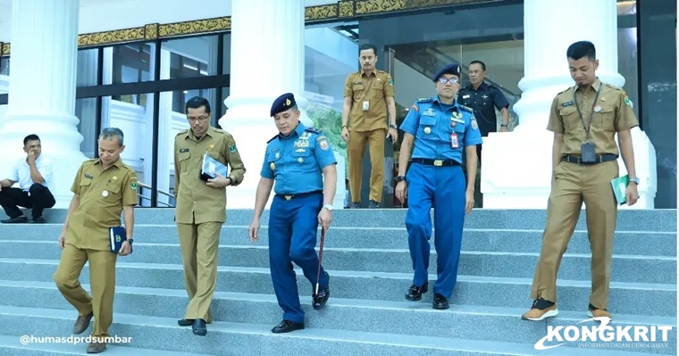 Ketua DPRD Sumbar Supardi, SH didampingi Sekwan Raflis dan Kabag Perundang-undangan, Zardi Syahrir saat menyambut kedatangan Komandan Lantamal II Padang, Laksamana Pertama TNI Benny Febri, Selasa, (02/01/2024). Foto: Humas.
