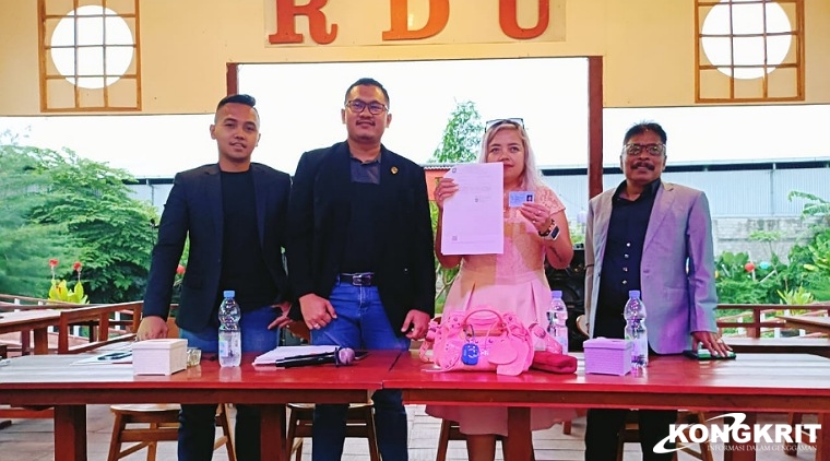 Herlina  bersama tim Kuasa Hukumnya menunjukkan E-KTP dan surat dari Dirjend Kependudukan dan Pencatatan Sipil Jakarta  saat konferensi pers.