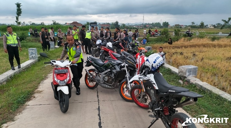 Petugas kepolisian saat mengamankan puluhan ranmor roda dua yang digunakan balap liar.