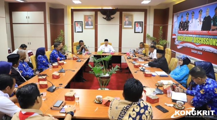 Wali Kota Solok, Zul Elfian Umar, memimpin rapat rutin Forum Komunikasi Pimpinan Daerah Kota Solok (Forkopimda) di Balaikota Solok pada Rabu, 17 Januari 2024.