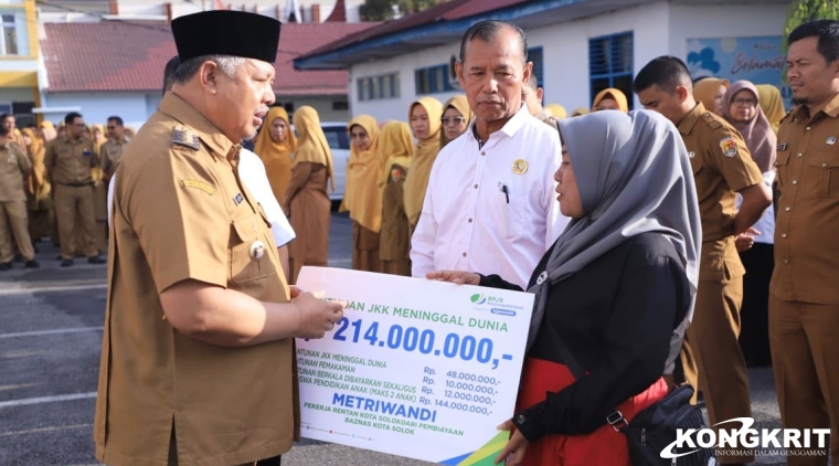 Wali Kota Solok, Zul Elfian Umar, memimpin apel pagi di Pemko Solok, sambil menyerahkan santunan program BPJS Ketenagakerjaan.