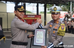 Kasatlantas Polres Tulungagung saat menerima penghargaan dari Kapolres