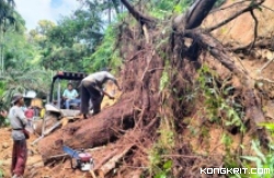 Akibat Tanah Longsor 1 Jam Lalulintas  Macet Total Di Tanjung Gadang Kabupaten Sijunjung (Foto: Istimewa)