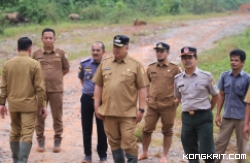 Wali Kota Solok, Zul Elfian Umar, Asisten II Bidang Ekonomi dan Pembangunan, serta Sekda Pemerintah Kota Solok, Jefrizal, berkolaborasi dalam rapat koordinasi dengan Organisasi Perangkat Daerah (OPD) pada Selasa, 16 Januari 2024.