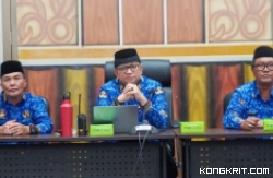 Sekretaris Daerah Kota Padang, Andree Algamar, memimpin rapat virtual dan menjadi pimpinan Tim Penerapan SPM, memberikan penekanan pada keterbukaan dan efisiensi dalam proses evaluasi.