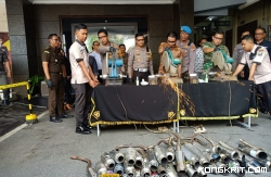 Kapolres Tulungagung bersama Forkopimda memotong BB knalpot brong