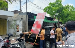 Salah satu baliho Bacaleg yang ditertibkan petugas
