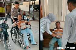 Petugas KB Samsat Tulungagung saat memberikan pelayanan khusus kepada salah satu wajib pajak penyandang
