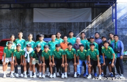 Ketua Askab PSSI Tulungagung Ahmad Baharudin (tengah baju orange) saat foto bersama sebelum tim Perseta 1970 diberangkatkan