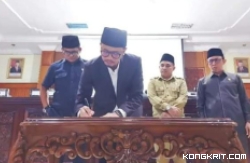 Erman Safar, Wali Kota Bukittinggi, dan DPRD setempat sepakat menandatangani perjanjian untuk Rancangan Peraturan Daerah tentang ketertiban umum dan kota layak anak pada Senin, 8 Januari 2024.