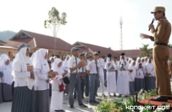 Bupati Safaruddin Pimpin Upacara di SMA 2 Harau, Buka Program Dukcapil Goes To School.