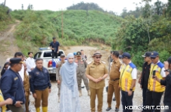 Bupati Solok dan Anggota DPR RI Tinjau Perbaikan Jalan Rimbo Data-Kapujan