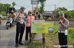Petugas Unit Kamsel Satlantas Polres Tulungagung memasang banner himbauan dan sosialisasi cegah lakalantas di wilayah Desa Polosokang