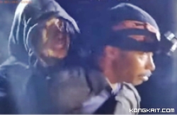 Pak Naro menggendong Zhafirah Zahrim Febrina untuk proses evakuasi ke kaki gunung Marapi. Foto: Capture YT Kompas TV