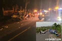 Petugas Gakkum Satlantas Polres Tulungagung saat di TKP (Insert : 2 kendaraan yang terlibat laka lantas)