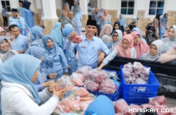 Dinas Pertanian Kabupaten Solok bersama Pemkab Solok menginisiasi kegiatan Pasar Tani dengan memajang hasil pertanian komunitas petani setempat di halaman depan Masjid Al-Izzah, Kawasan Perkantoran Bupati Solok (Jumat, 12 Januari 2024).