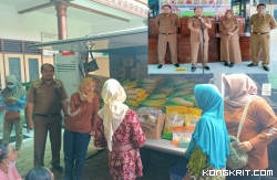 Warga Desa Sukodono saat mengantri di stand Bulog. (Insert : Dari kiri : Kabid Distribusi dan Cadangan pangan Hari Pujianto, Kadis DKP Agus Suswantoro, Kades Sukodono Muyasaroh dan Camat Karangrejo Suhartono)