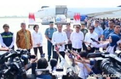 Presiden RI Joko Widodo memberikan keterangan kepada awak media di Pangkalan TNI AU Halim Perdanakusuma Jakarta, pada Senin, 20 November 2023.