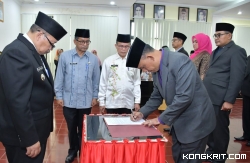 Bupati Agam, Dr H Andri Warman, memimpin pelantikan 15 pejabat eselon II di aula Kantor Bupati Agam pada Kamis, 25 Januari 2024.